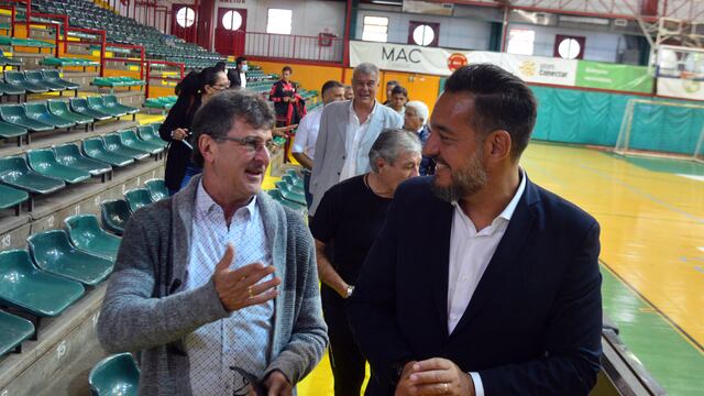 Mario Alberto Kempes llega al Polideportivo Cerutti para disertar en un encuentro llamado “Charlemos de Fútbol”. Lo acompaña, Miguel Siciliano, de la Municipalidad de Córdoba (Pedro Castillo/ La Voz).
