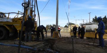 Bajo Hondo: comenzó la construcción de un pozo de agua