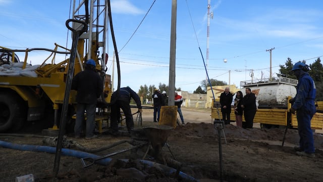 Bajo Hondo: comenzó la construcción de un pozo de agua