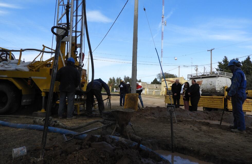 Bajo Hondo: comenzó la construcción de un pozo de agua