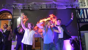 Elecciones presidenciales 2023 en la República Argentina.
Festejos en el bunker del partido La Libertad Avanza de Javier Milei en Mendoza
Lourdes  Arrieta, Mechi Llan y Facundo Correa Llano hablando y agradeciendo a los militantes
 Foto: José Gutierrez / Los Andes