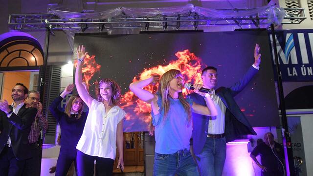 Elecciones presidenciales 2023 en la República Argentina.
Festejos en el bunker del partido La Libertad Avanza de Javier Milei en Mendoza
Lourdes  Arrieta, Mechi Llan y Facundo Correa Llano hablando y agradeciendo a los militantes
 Foto: José Gutierrez / Los Andes