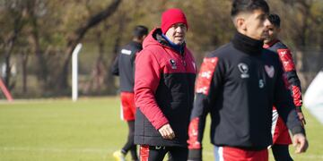 Marcelo Vázquez espera al Pipa Villarruel para definir el once titular para este lunes (La Voz).