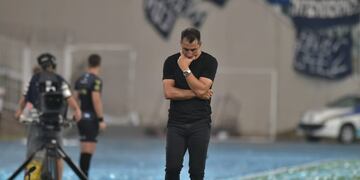 Guillermo Farré ya tiene un cambio obligado por lesión para la visita a Racing Club (Facundo Luque y Pedro Castillo).