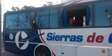 Un hombre agredió a otros dos con un cuchillo arriba de la unidad.