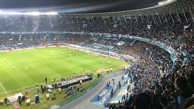 Los hinchas de Racing le dieron un espectacular recibimiento a su equipo.