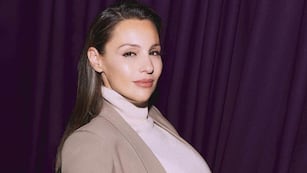 Pampita le dio la bienvenida al invierno con su skinny jean y escote irregular en Instagram