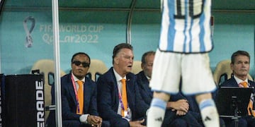 El festejo de Lionel Messi contra Louis Van Gaal, técnico holandés.