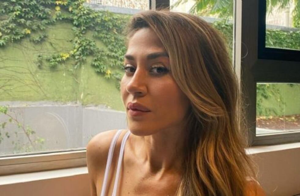 En colaless y con un microtop floreado, Jimena Barón presumió sus músculos