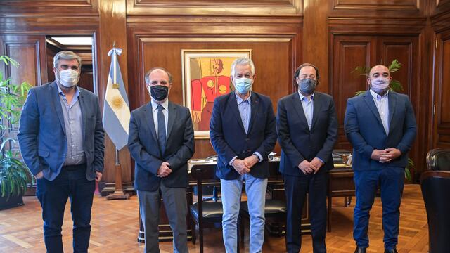 Rodríguez Saá junto a otros funcionarios y Eduardo Hecker