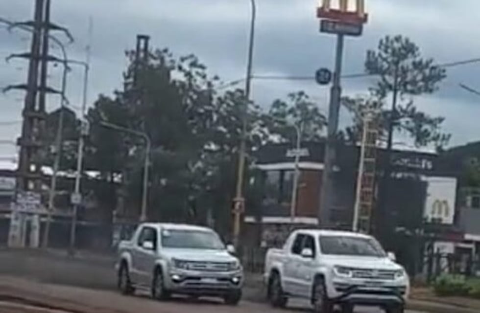 Buscan a los conductores que corrían picadas por la Av. Quaranta a plena luz del día