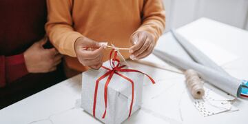 Sus amigos lo sorprendieron con un regalo luego de dar positivo de COVID-19.