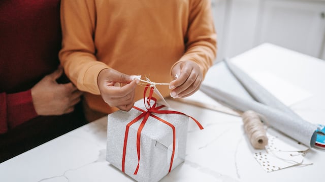 Sus amigos lo sorprendieron con un regalo luego de dar positivo de COVID-19.