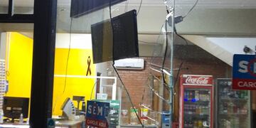 Vandalismo en Eldorado: joven atacó a pedradas la vidriera de un kiosco.