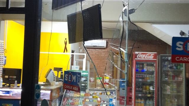 Vandalismo en Eldorado: joven atacó a pedradas la vidriera de un kiosco.
