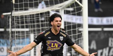 El ex Instituto, Facundo "Facha" Castelli, grita el gol del 1 a 0 de Estudiantes ante Chaco For Ever. (Prensa Estudiantes).