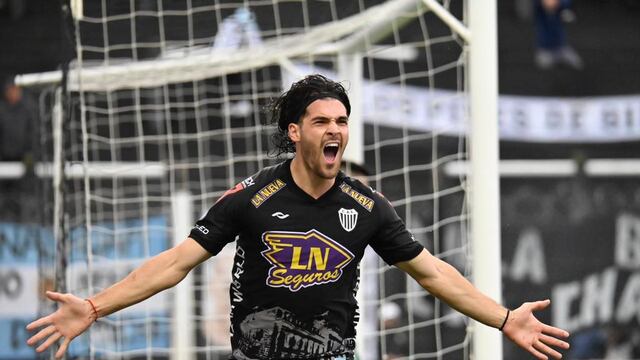El ex Instituto, Facundo "Facha" Castelli, grita el gol del 1 a 0 de Estudiantes ante Chaco For Ever. (Prensa Estudiantes).