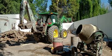 Trabajan en la construcción del nuevo edificio del jardín maternal y la renovación total de la plaza central del distrito.