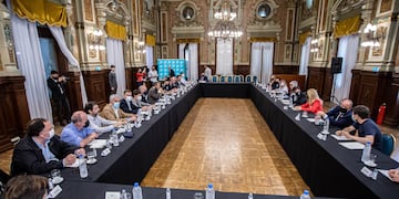 Roberto Feletti con Axel Kicillof e intendentes peronistas.