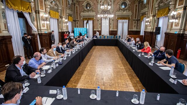 Roberto Feletti con Axel Kicillof e intendentes peronistas.