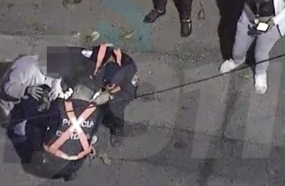 El video del momento en el que dos policías cordobeses le salvan la vida a una beba de un año