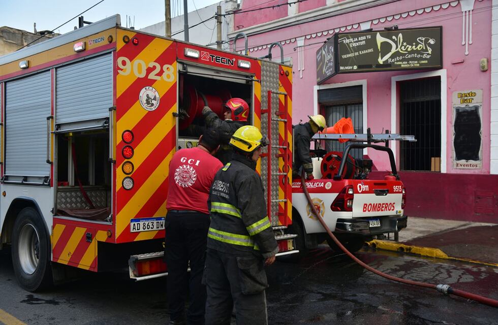 Bomberos apagaron un incendio en Córdoba que demoró por unas horas el tránsito: qué pasó