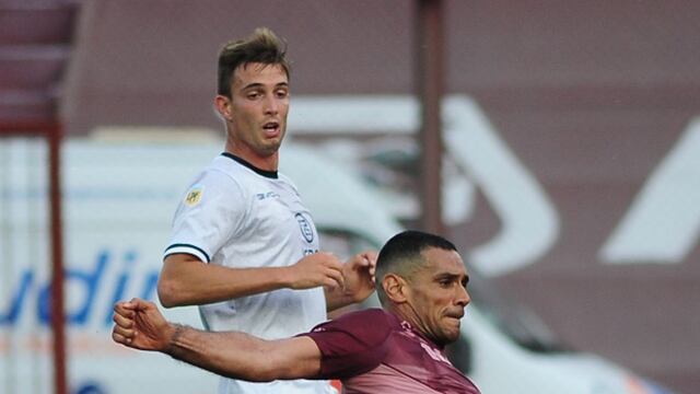 El zaguero de 25 años firmó contrato a préstamo con obligación de compra.