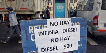 En estaciones de servicio de Mendoza colocaron carteles una vez que vaciaron los surtidores.