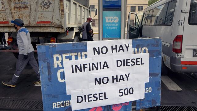 En estaciones de servicio de Mendoza colocaron carteles una vez que vaciaron los surtidores.