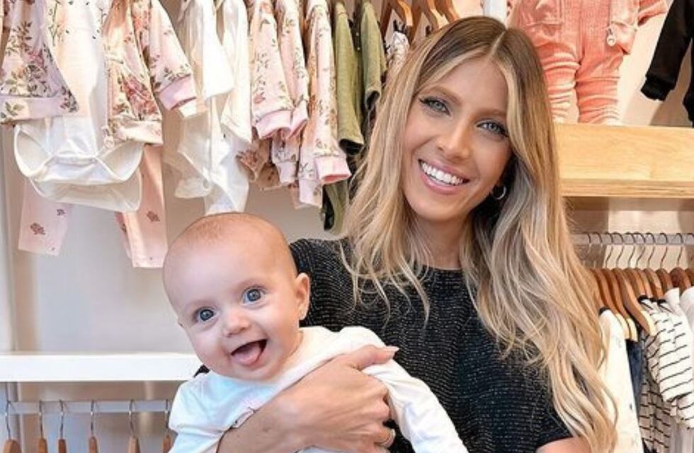 Blanco, minimalista y con detalles en madera: así es la hermosa habitación de Vita, la bebé de Cande Ruggeri