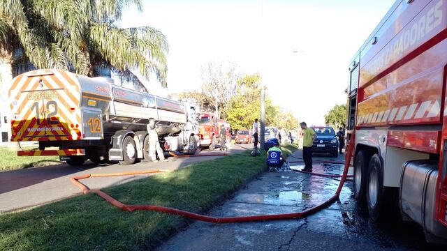 Bomberos Voluntarios de Pérez aportó un camión cisterna para apagar el incendio en un bazar
