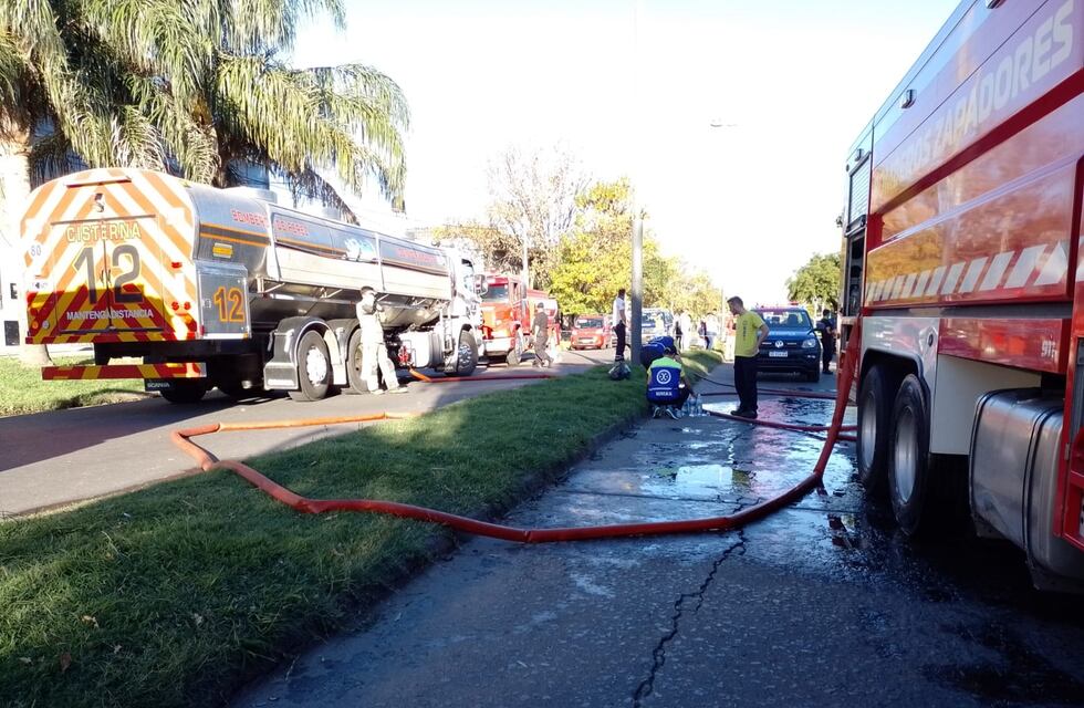 Bomberos Voluntarios de Pérez aportó un camión cisterna para apagar el incendio en un bazar