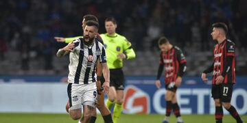 Michael Santo, otra vez el referente de área de Talleres, para visitar al Atlético (Facundo Luque / La Voz).