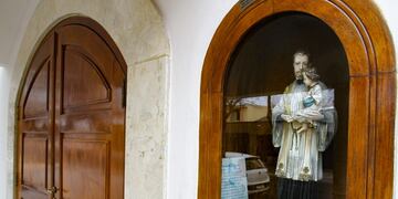 El frente de la parroquia de San Cayetano en el barrio Bancario. Mañana sábado se celebra el día del Santo. Desde el Episcopado pidieron cumplir con los protocolos sanitarios. Gentileza El Sol