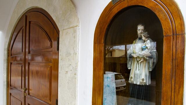 El frente de la parroquia de San Cayetano en el barrio Bancario. Mañana sábado se celebra el día del Santo. Desde el Episcopado pidieron cumplir con los protocolos sanitarios. Gentileza El Sol