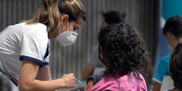 El Ministerio de Salud informó que hasta la fecha en Mendoza se registraron 166.324 casos positivos confirmados de Covid-19. Orlando Pelichotti/Los Andes