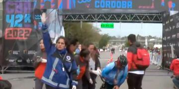 Un automovilista chocó a un atleta con discapacidad.