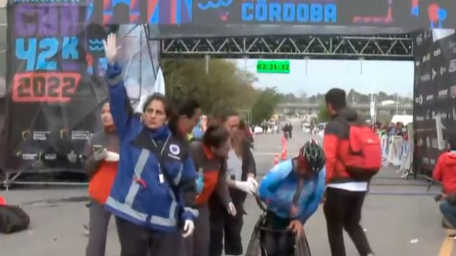 Un automovilista chocó a un atleta con discapacidad.
