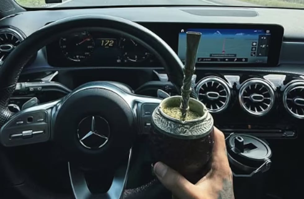 Imprudencia: un jugador de Instituto se sacó una foto manejando a 172 km/h y tomando mate