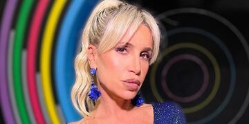 Flor Peña deslumbró con un corset negro, minifalda y botines brillantes.