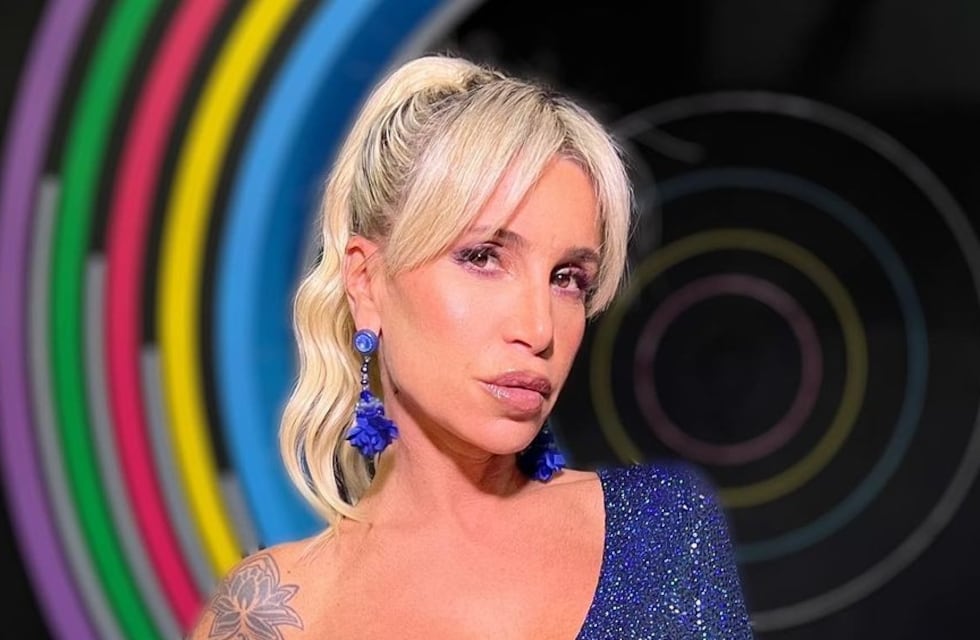 Luego de quebrarse al aire por su Instagram, Flor Peña posó con una minivestido dorado en su nueva cuenta