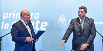 El jefe de Gabinete, Juan Manzur, le tomó juramento a Juan Manuel Olmos, como su segundo en el área. Foto: Jefatura de Gabinete.