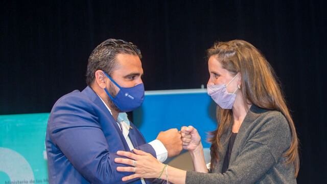 La  Dra. Josefina Kelly Neila, junto con el Intendente de Ushuaia Walter Vuoto