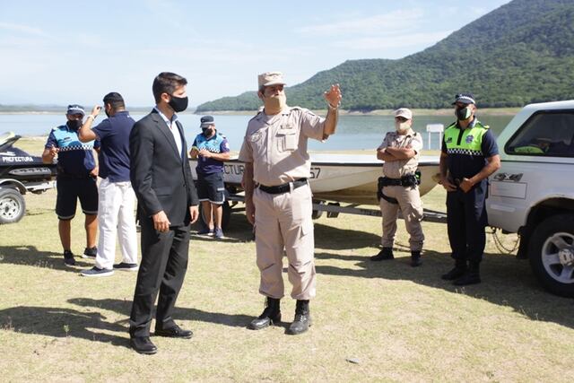 La Prefectura Naval Argentina se encarga de la prevención y seguridad en la represa.