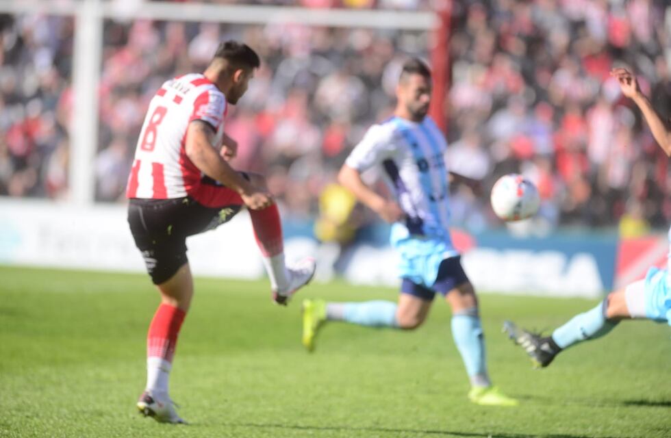 No quiere entrar: el travesaño le dijo que no a Graciani y a Instituto