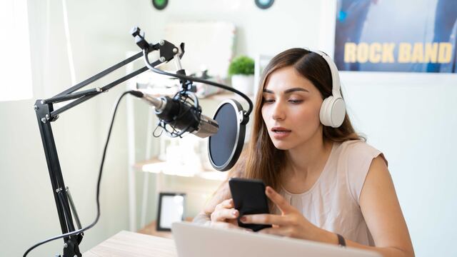 Nota de tapa 929 Rumbos Podcast
Cute Latin broadcaster and blogger reading comments from fans on social media during a live podcast