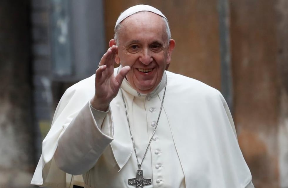 Tras la operación, el papa Francisco pasó una buena noche y se levantó para caminar