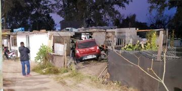 El auto salió del asfalto e impactó de lleno en una casa de familia.