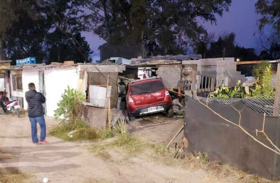 Córdoba: el auto se incrustó en su casa y se salvaron de milagro