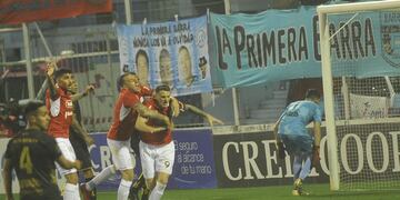 De tanto buscar, Pablo Vegetti puso de taco el 1 a 0 para otro triunfo de Belgrano (Javier Ferreyra).